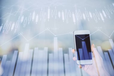 Ön x çizelgesine çift pozlama, hologram çizimi ve cep telefonu kullanan bir kadın. Borsa konsepti.