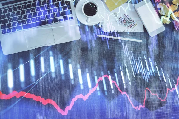 Finanzmarktdiagramm und Computer von oben auf dem Desktop-Hintergrund. Doppelbelichtung. Investitionskonzept. — Stockfoto