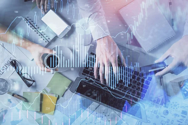 Doppelbelichtung von Mann und Frau, die zusammenarbeiten, und Forex-Graphen-Hologrammzeichnung. Finanzanalysekonzept. Computerhintergrund. Ansicht von oben. — Stockfoto