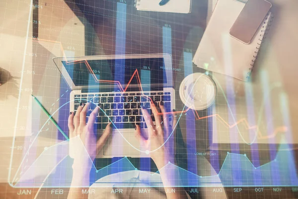 Dubbele blootstelling van de vrouw handen werken op de computer en forex grafiek hologram tekening. Bovenaanzicht. Begrip financiële analyse. — Stockfoto