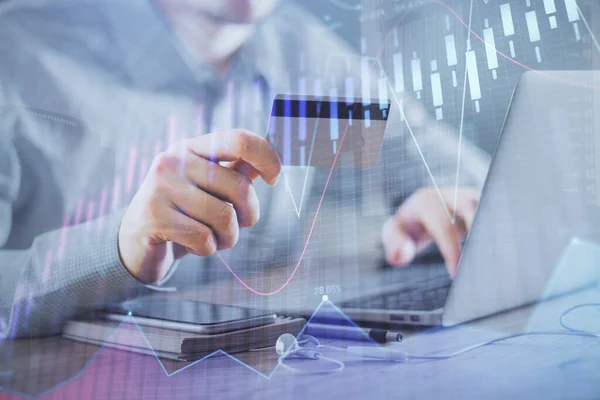 Dubbel exponering av man händer som håller ett kreditkort och Forex diagram ritning. Aktiehandel och digital fintech i Internet E-handel koncept. — Stockfoto