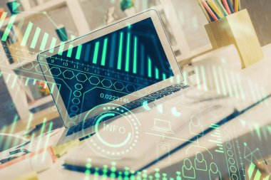 Bilgisayar, teknoloji temalı hologramla birlikte ofiste. Çifte maruziyet. Teknoloji kavramı.