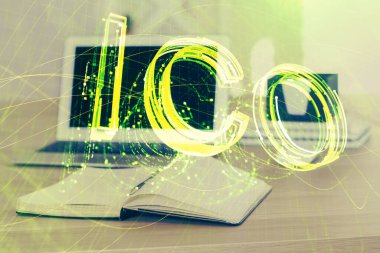 Blockchain temalı holograma ve bilgisayar arkaplanlı masaya çift pozlama. Bitcoin şifreleme para birimi kavramı.