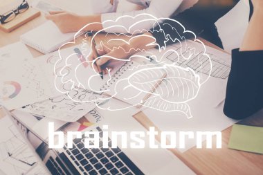 Not defterine yakın el çizimleriyle yaratıcı çizimler yapmaya başla. Beyin fırtınası kavramı. Çift pozlama