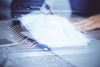 Veri teknolojisi hologramıyla arka planda el yazısının iki katına çıkarılması. Büyük veri kavramı.