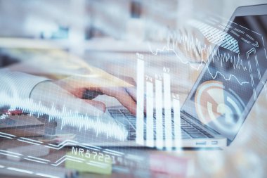 Teknoloji temalı hologramda arka planda çalışan bir adam var. Yüksek teknoloji konsepti. Çift pozlama.