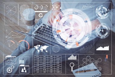 Veri temalı hologramın arka planda bilgisayar üzerinde çalışan bir adamla çoklu pozlandırılması. Yenilik kavramı.