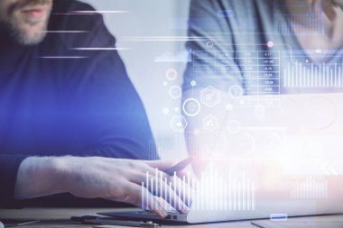 Veri temalı hologramın arka planda bilgisayar üzerinde çalışan bir adamla çoklu pozlandırılması. Yenilik kavramı.