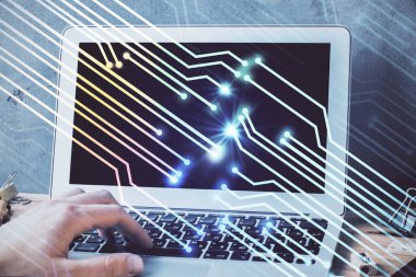 Veri temalı hologramın arka planda bilgisayarla çalışan bir adam tarafından çifte maruz bırakılması. Yenilik kavramı.