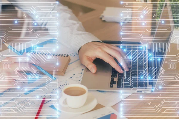 Holograma del tema de la tecnología con el hombre que trabaja en la computadora en fondo. Concepto de alta tecnología. Exposición múltiple. —  Fotos de Stock