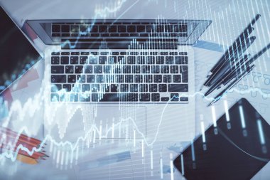 Forx grafiğinin bilgisayar ile masa arkaplanının üzerine çizimi. Finansal araştırma ve analiz kavramı. Üst görünüm.