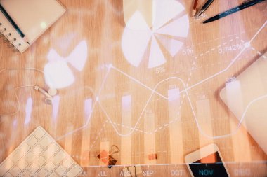 Forx grafik hologramının telefonlu masaüstü üzerinde çoklu pozlandırılması. Üst Manzara. Mobil ticaret platformu kavramı.