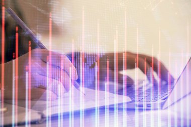 İş kadını ellerinin bilgisayar ve ön x çizelge hologramı çizimlerinde çifte pozlama. Mali analiz kavramı.