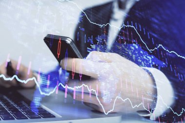 Erkeklerin el ele tutuşup dijital telefon ve forx grafik çizimleri kullanırken birden fazla pozlama. Finansal piyasa kavramı.