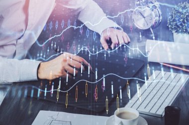 Bir adamın elini tutarken ve bir telefon ve finansal grafik çizimi kullanırken çift pozlama. Analiz kavramı.