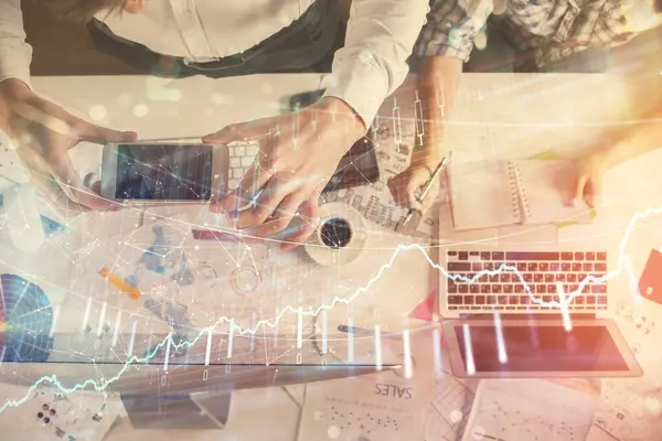 Doble exposición del hombre y la mujer trabajando juntos y dibujo holograma gráfico financiero. concepto de análisis de mercado. Antecedentes. Vista superior. — Foto de Stock