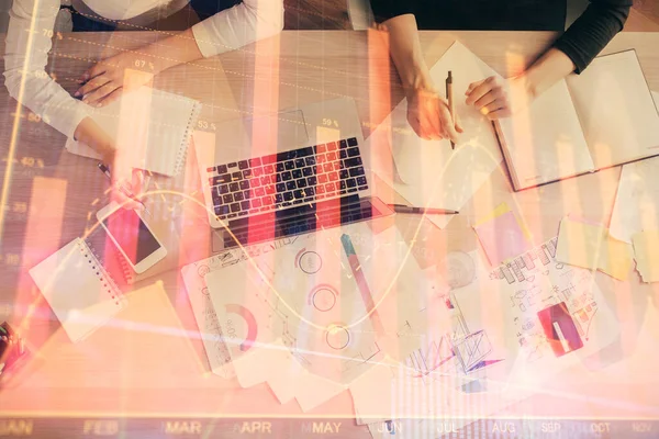 컴퓨터와 프 랙스 그래프 홀로그램 그림에서 여성 손의 두 배 노출. 탑 뷰. 재정 분석 개념. — 스톡 사진