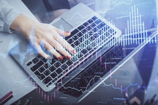 Dupla exposição de mãos de empresária digitando no computador e gráfico gráfico financeiro desenho holograma. Conceito de análise do mercado bolsista. — Fotografia de Stock