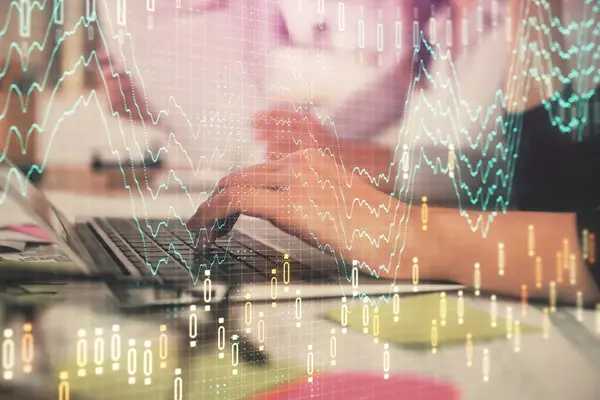 Multi exposición de las manos de la mujer escribiendo en el dibujo del holograma de la computadora y del gráfico financiero. Concepto de análisis bursátil. — Foto de Stock