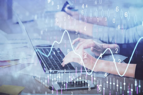 多次暴露妇女双手在计算机和财务图表上打字的全息图。股票市场分析概念. — 图库照片