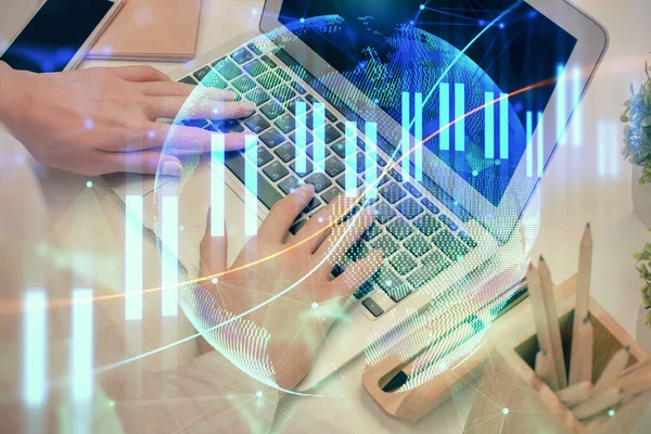 Multi exponering av kvinnliga händer skriva på dator och forex diagram hologram ritning. Begreppet börsanalys. — Stockfoto