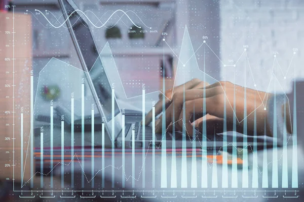 컴퓨터로 타이핑하는 여성의 손이 두 배로 노출되고, 심방도 (forex chart) 홀로그램 그림. 주식 투자 개념. — 스톡 사진