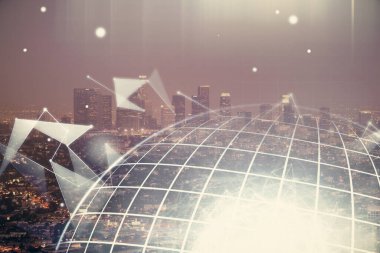 Şehir görünümünde harita ve veri temalı hologram ile gökdelenler arka planda çift pozlama. İş kavramında uluslararası teknoloji.