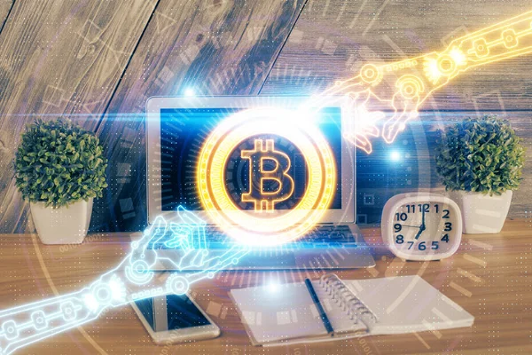 Blockchain temalı holograma ve bilgisayar arkaplanlı masaya çift pozlama. Bitcoin şifreleme para birimi kavramı. — Stok fotoğraf