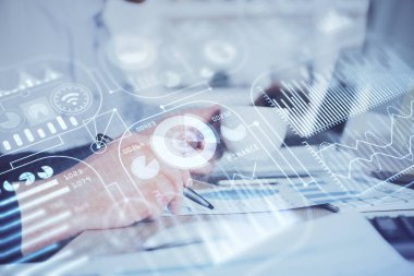 İnsan ellerinin arka planını ve endüstriler için soyut yenilikçi teknolojileri kapatın. Çoklu pozlama.