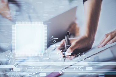 Veri teknolojisi hud 'u ile arka plana el yazıları yazan kadınların çifte pozu. Büyük veri kavramı.