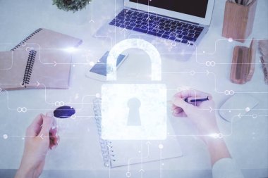 Kadın elinin birden fazla pozu kilit simgesiyle notlar alıyor. Güvenlik kavramı ve verilerin korunması