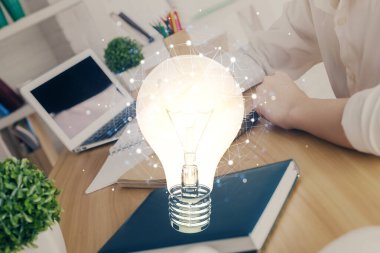 Kadın elinin üstüne ampul çizip arka planda not almak. Fikir kavramı. Çift pozlama