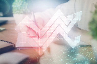 Kadınların elleri üzerinde mavi ok arka planda not alıyor. Başarı kavramı. Çift pozlama