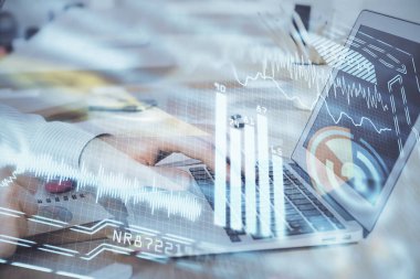 Teknoloji temalı hologramda arka planda çalışan bir adam var. Yüksek teknoloji konsepti. Çift pozlama.