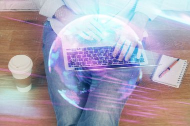 Teknoloji temalı hologramda arka planda çalışan bir adam var. Yüksek teknoloji konsepti. Çoklu pozlama.