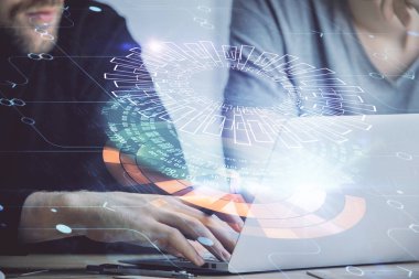 Veri temalı hologramın arka planda bilgisayar üzerinde çalışan bir adamla çoklu pozlandırılması. Yenilik kavramı.