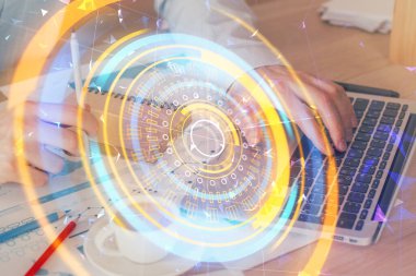 Teknoloji temalı hologramda arka planda çalışan bir adam var. Yüksek teknoloji konsepti. Çoklu pozlama.