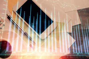 Forx grafik hologramının telefonlu masaüstü üzerinde çoklu pozlandırılması. Üst Manzara. Mobil ticaret platformu kavramı.