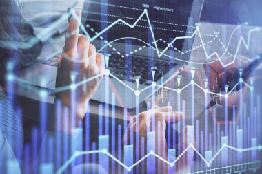 Kadın ve erkeğin birlikte çalıştığı çifte pozlama ve ön plan hologramı. İş konsepti. Bilgisayar arkaplanı.