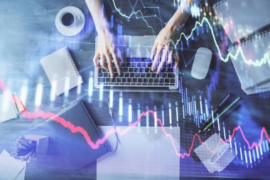 Bilgisayar ve önx çizim hologramı üzerinde çalışan kadın elinin çoklu pozu. Üst Manzara. Mali analiz kavramı.