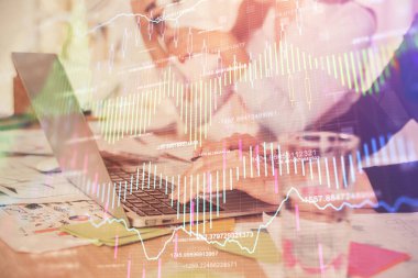 Bilgisayarda ve ön x grafik hologramında yazı yazan kadın ellerine çok maruz kalmış. Borsa analizi kavramı.