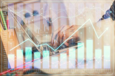 Bilgisayarda ve ön x grafik hologram çiziminde kadın eli yazarken çift pozlama. Borsa yatırım kavramı.