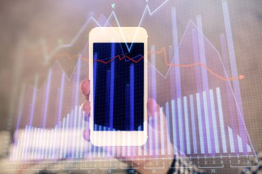 Erkeklerin el ele tutuşup dijital bir cihaz ve ön grafik çizimi kullanırken çift pozlama. Finansal piyasa kavramı.