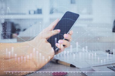 Erkeklerin el ele tutuşup dijital bir cihaz ve ön grafik çizimi kullanırken çift pozlama. Finansal piyasa kavramı.