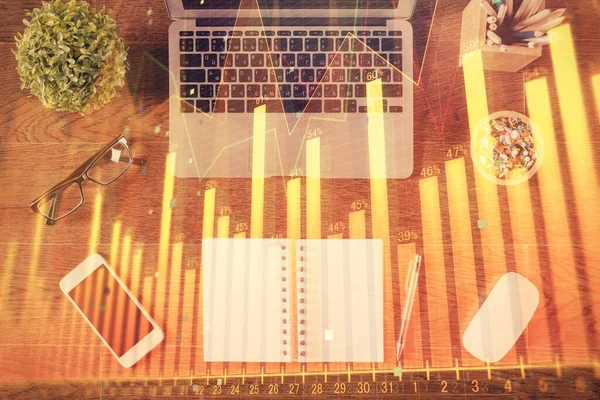 Aktiemarknaden diagram och ovanifrån dator på bordet bakgrund. Multiexponering. Begreppet finansiell utbildning. — Stockfoto