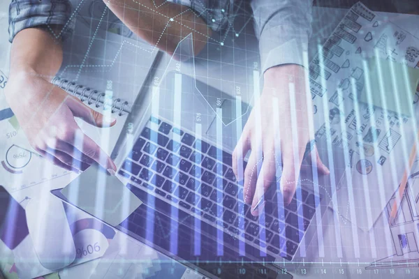 Kadın ve erkeğin birlikte çalışırken çifte pozlama ve hologram çizimi ön plana çıkarma. Finansal analiz konsepti. Bilgisayar arkaplanı. Üst Görünüm.