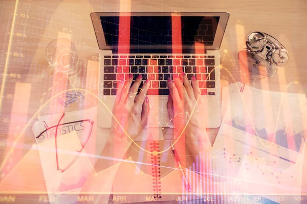컴퓨터와 프 랙스 그래프 홀로그램 그림에서 여성 손의 두 배 노출. 탑 뷰. 재정 분석 개념. — 스톡 사진