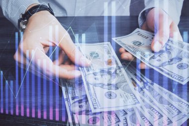 Finansal grafiğe çoklu pozlama hologram, Amerikan dolarları ve insan eli. Analiz kavramı.