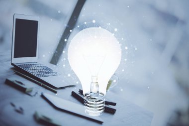 Bilgisayar ofisinde ampul simgesi hologramıyla birlikte. Çifte maruziyet. Fikir kavramı.