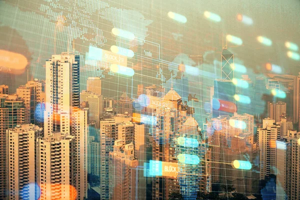 Tema de datos holograma dibujo en la vista de la ciudad con rascacielos fondo doble exposición. Concepto tecnológico. — Foto de Stock